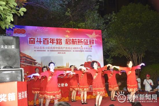 全家福里的男主人紧闭双眼,一张异样的照片,定格英雄的伟大